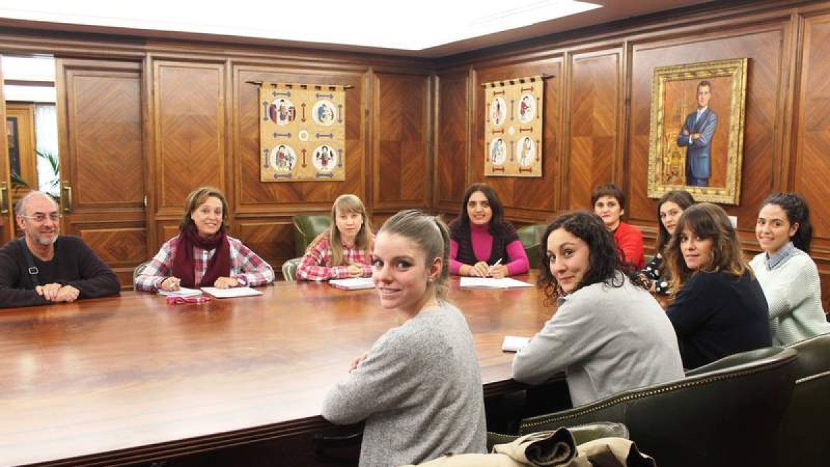 Reunión de todos los representantes en el Ayuntamiento. DL