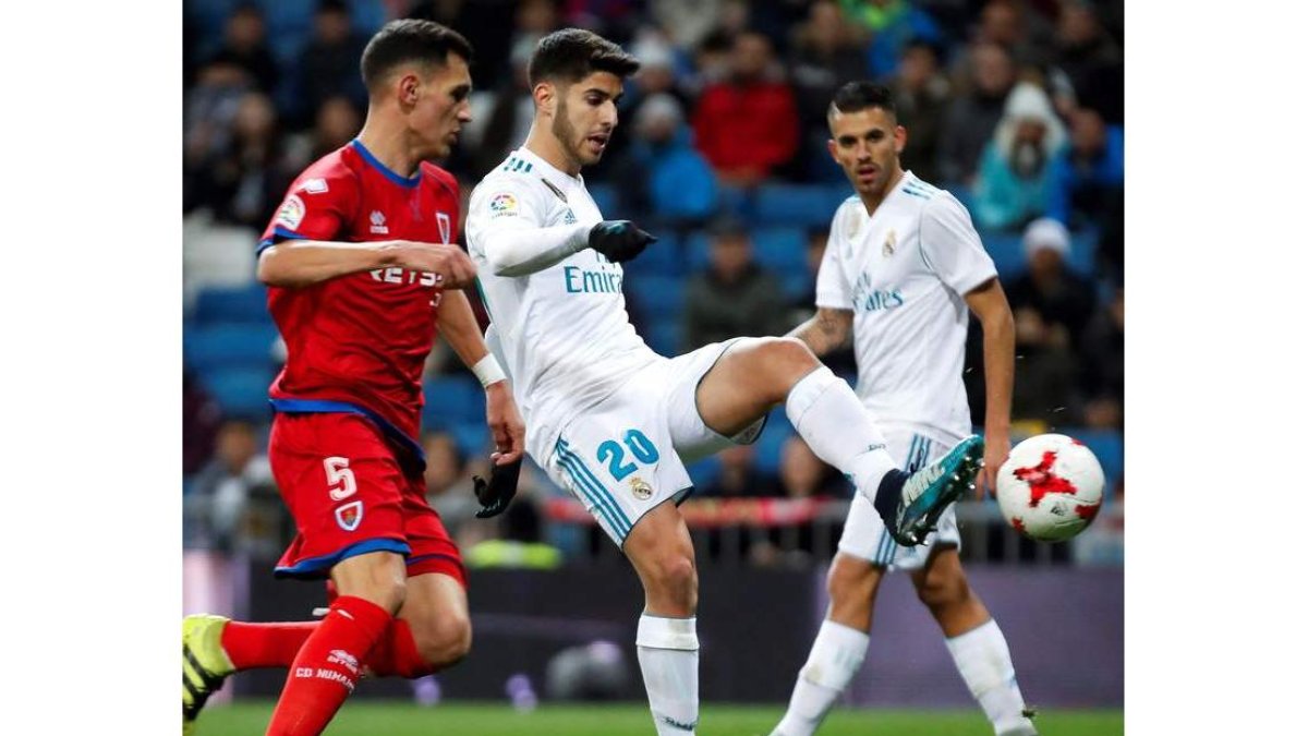 Asensio fue uno de los pocos jugadores del Real Madrid que acabó el encuentro con una nota positiva. JUANJO MARTÍN