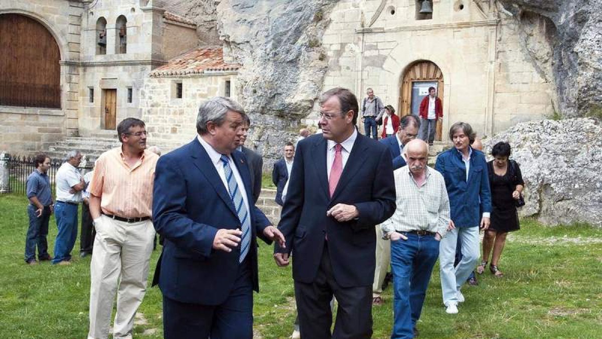 El consejero de Fomento y Medio Ambiente, Antonio Silván, durante su visita a Quintanilla.