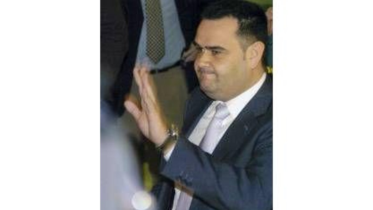 José Martínez abandona detenido el Ayuntamiento
