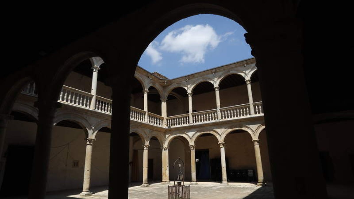 Imagen de archivo del monumental patio del Palacio de Grajal de Campos. JESÚS F. SALVADORES