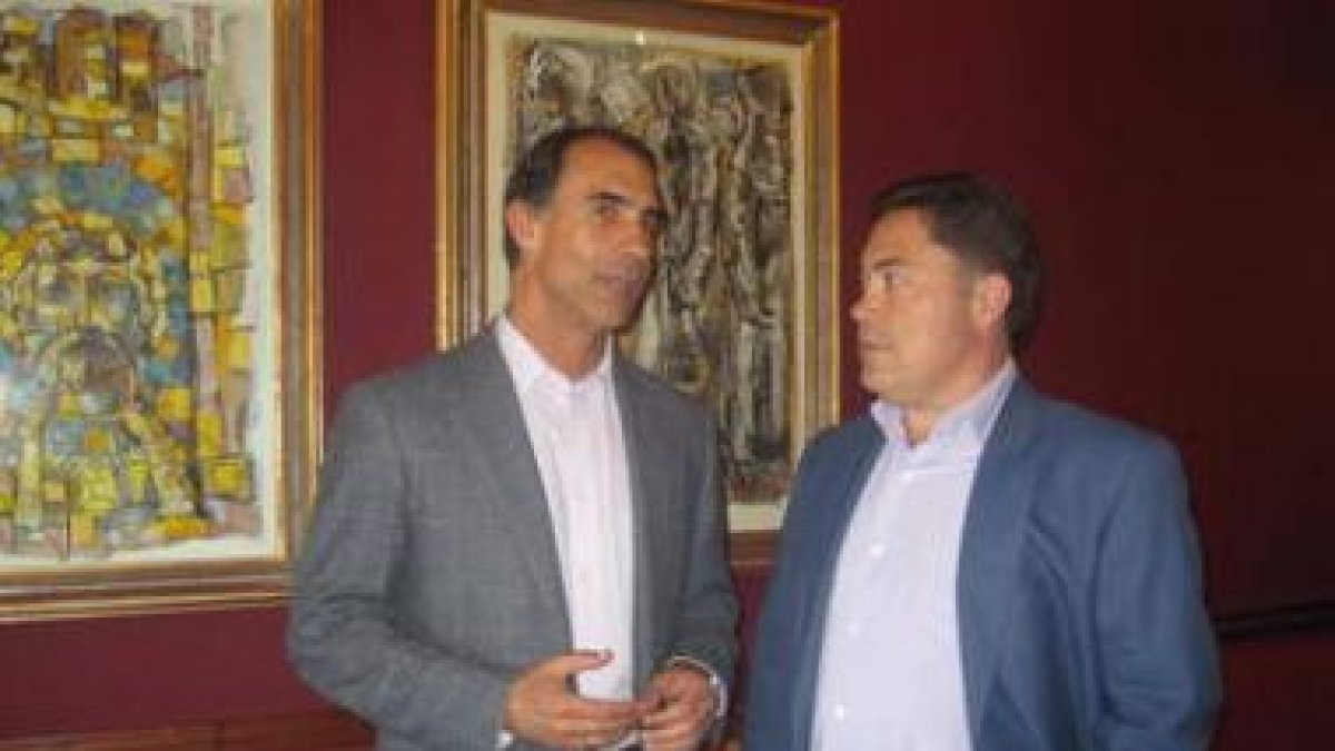 El consejero de Familia, César Antón, y el alcalde de Cuadros, Marcos Martínez, en la reunión.