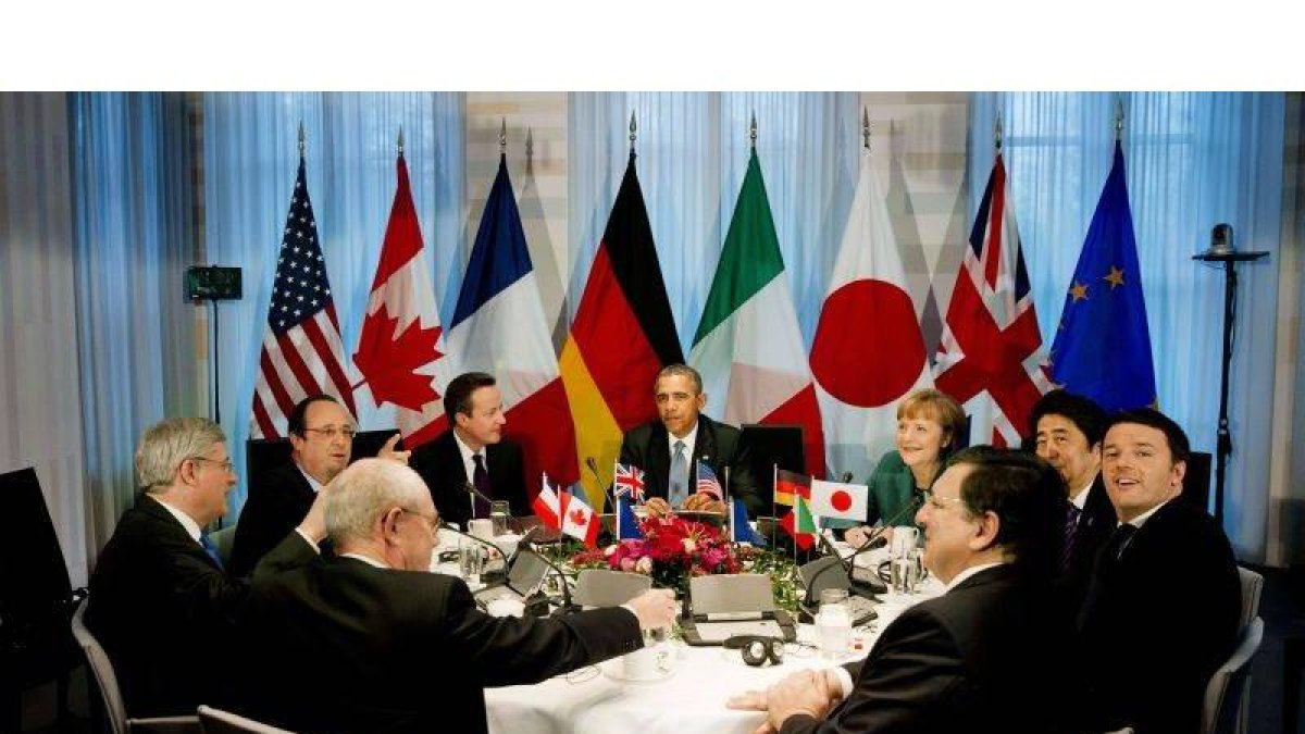 Los líderes del G-7 y de la Unión Europea comparten mesa, ayer en La Haya.