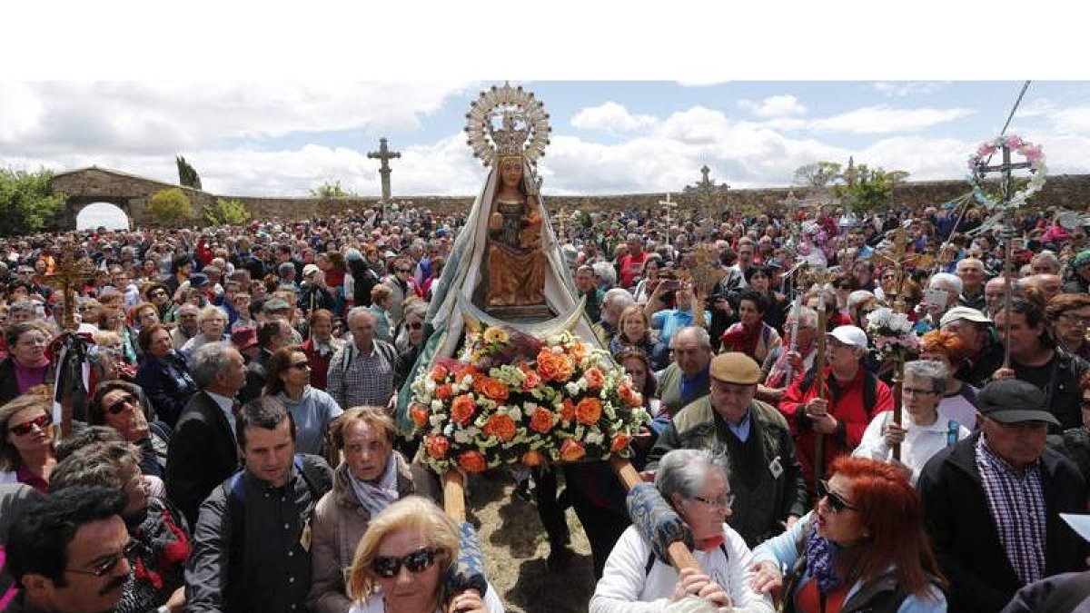 La de Castrotierra es una de las romerías más multitudinarias de la provincia. JESÚS F. SALVADORES