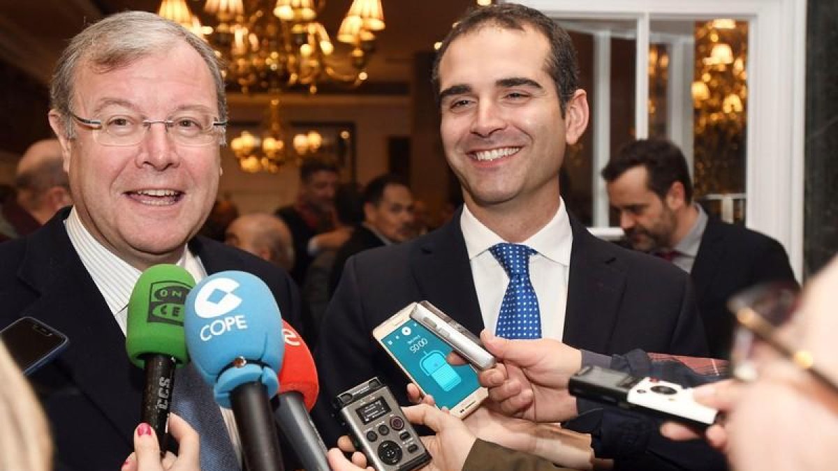El alcalde de León, Antonio Silván (i) y el alcalde de Almería, Ramón Fernández-Pacheco (d), durante el encuentro por la Capitalidad Española de la Gastronomía.