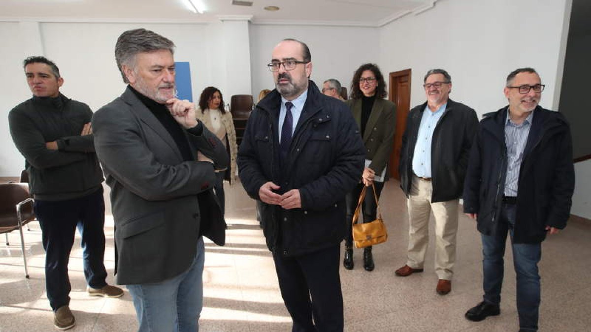 Francisco Vázquez, ayer, con cargos del PP ponferradino. L. DE LA MATA