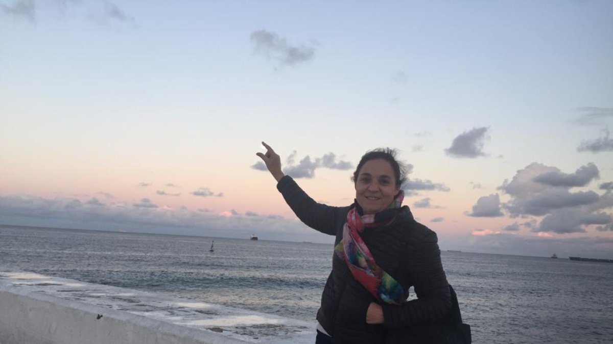 Astrid Rodríguez, tocando la luna en su amado mar Cantábrico. DL