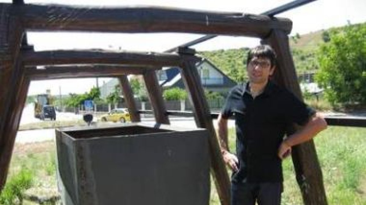 Gabriel Foldago junto con a un vagón minero.