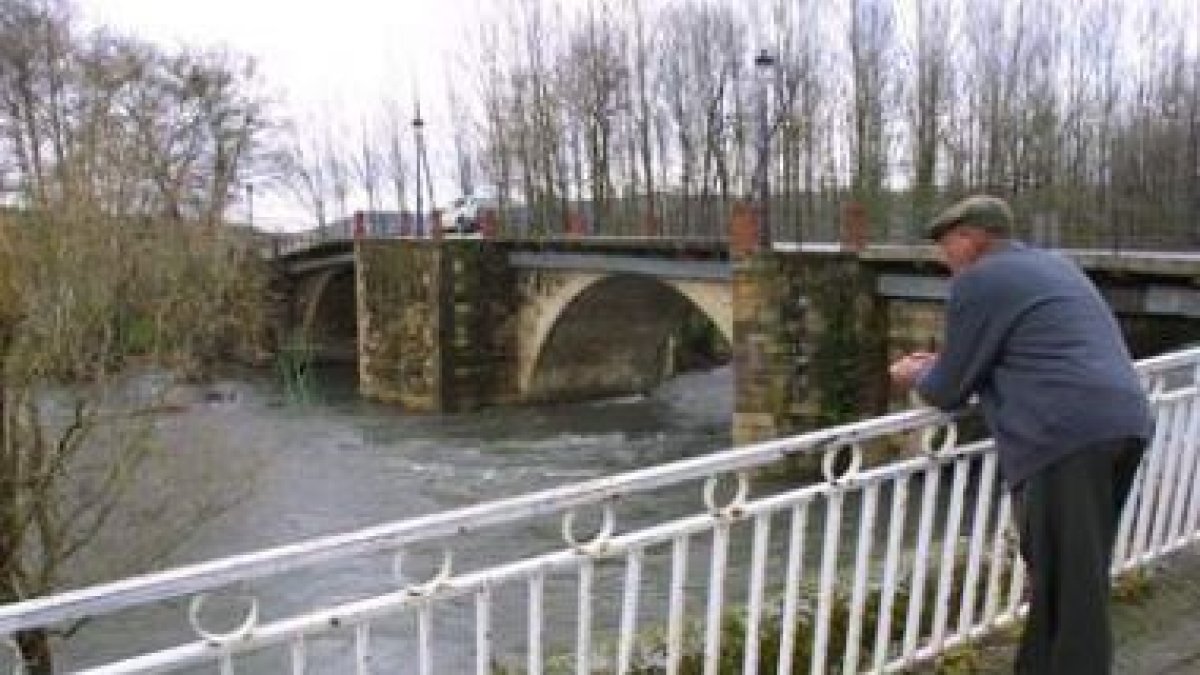 La restauración de este puente en Cacabelos crea debate.