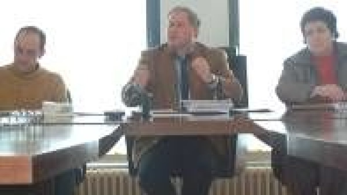 El alcalde en un momento de la sesión celebrada el pasado viernes en el Ayuntamiento de Fabero