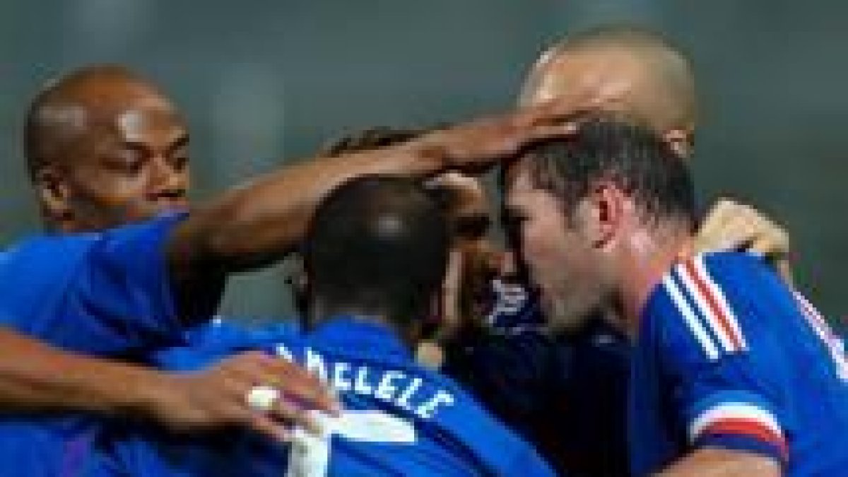 Zidane recibe la felicitación de sus compañeros tras marcar con Francia contra Israel