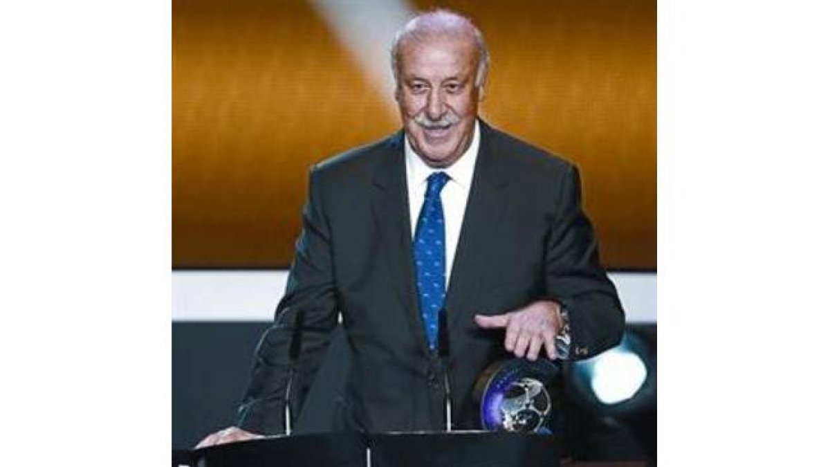 Agradecido 8 Del Bosque, en el parlamento tras recibir el premio a mejor entrenador del año.