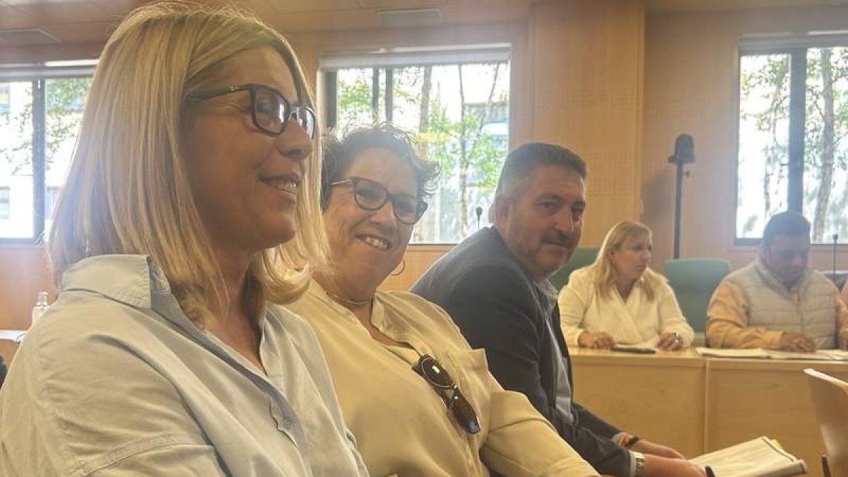 La candidata del PP, Noelia Álvarez, junto a Ortega y Canuria, ayer. DL
