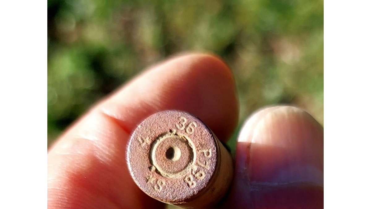 Proyectil aparecido en la fosa de Busdongo este lunes. ARMH