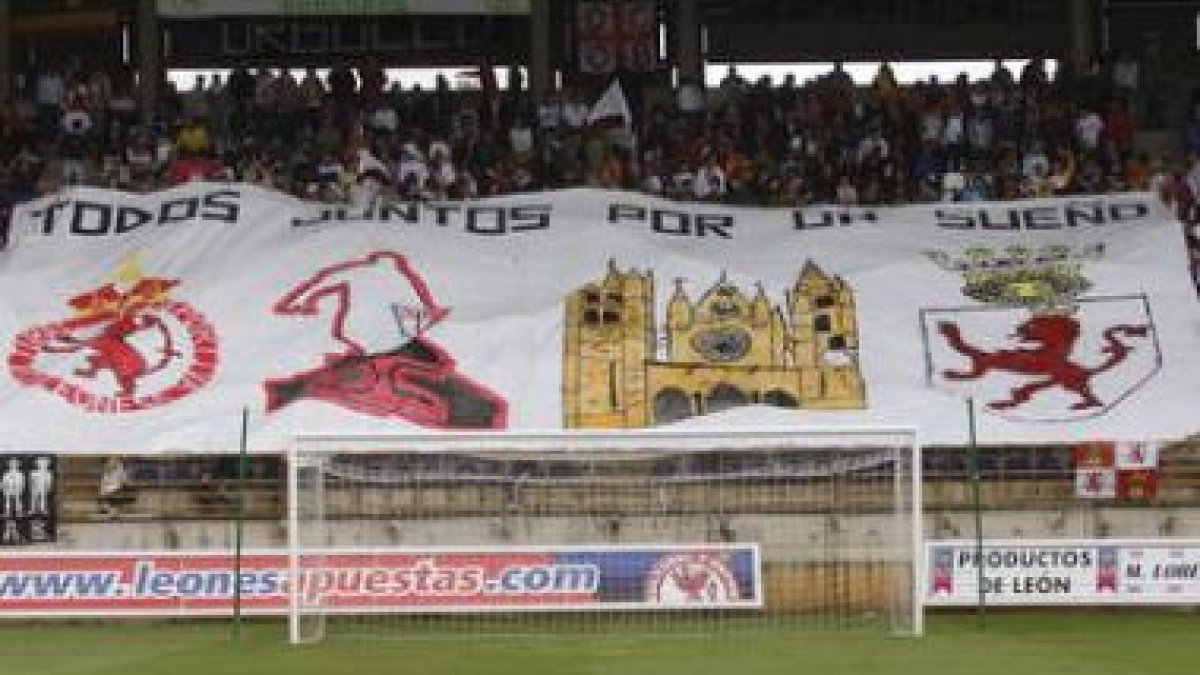La afición leonesa se volcó con su equipo de fútbol. La grada presentó un aspecto inmejorable para d