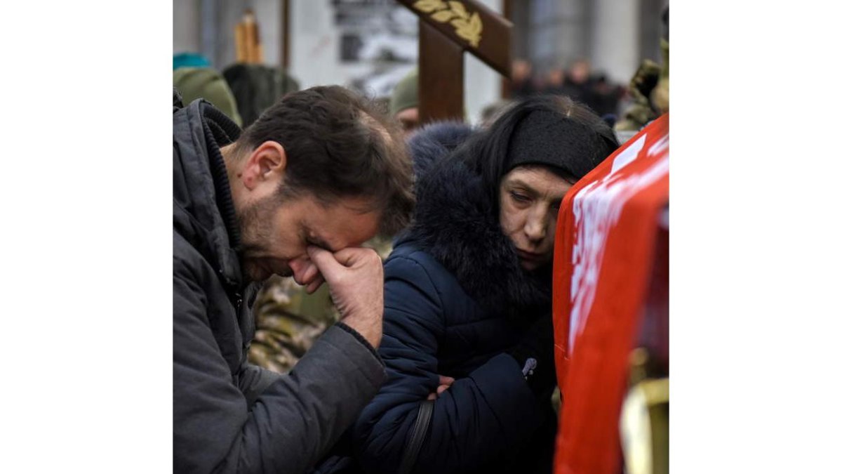 Familiares de un soldado ucraniano en su entierro. OLEG PETRASYUK