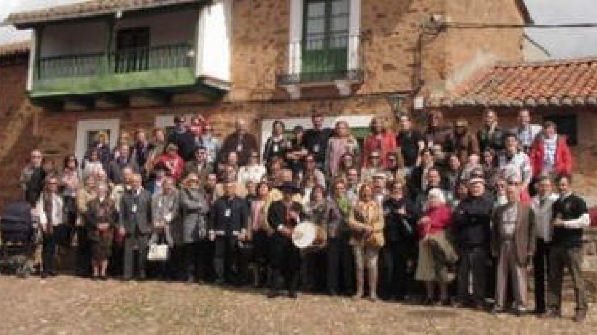 Parte de los Botas que se concentraron en Castrillo, en la foto no llegan a la mitad, posan antes de