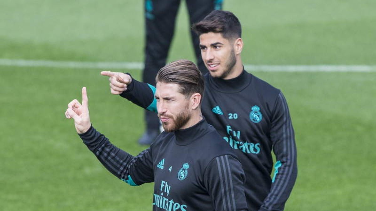 Sergio Ramos durante un entrenamiento junto a Marco Asensio. RODRIGO JIMÉNEZ