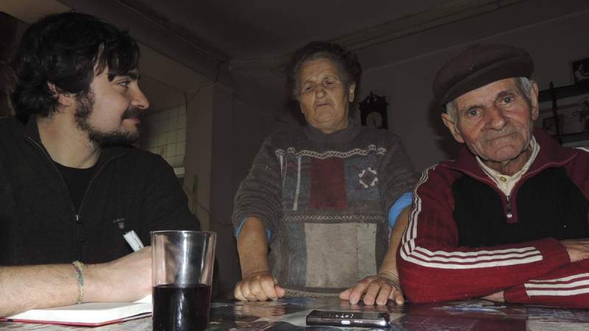 Gancedo, entrevistando al matrimonio formado por los gallegos Josefa Amboroa y José Fernandez Canosa.