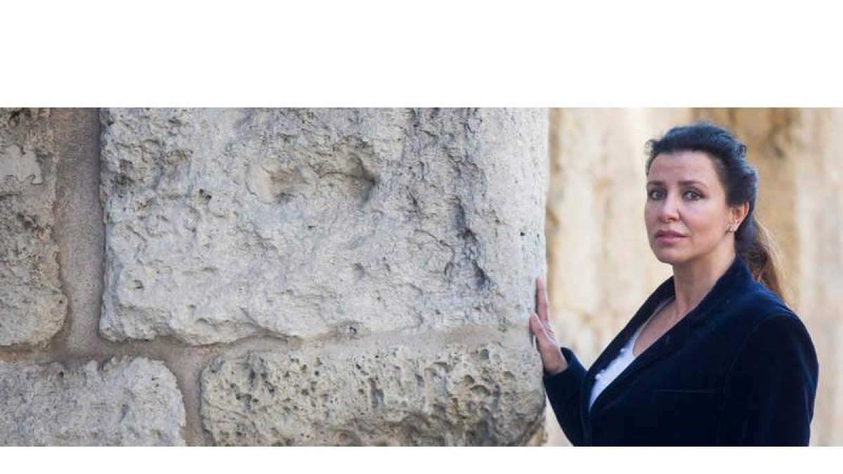 La arqueóloga Rocío Fernández Ordás es autora de una tesis que cambia por completo la autoría y la cronología de las murallas leonesas. FERNANDO OTERO