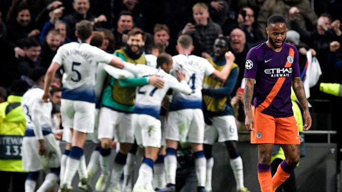 Sterling, del Manchester City, se lamenta mientras los jugadores del Tottenham celebran el 1-0. NEIL HALL
