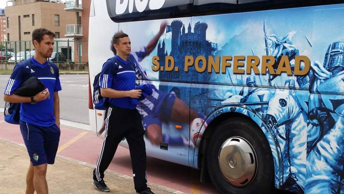 Rumbo hacia la permanencia puso ayer el equipo berciano. Los jugadores toman el autobús que les dirigía al aeropuerto de Bajaras.