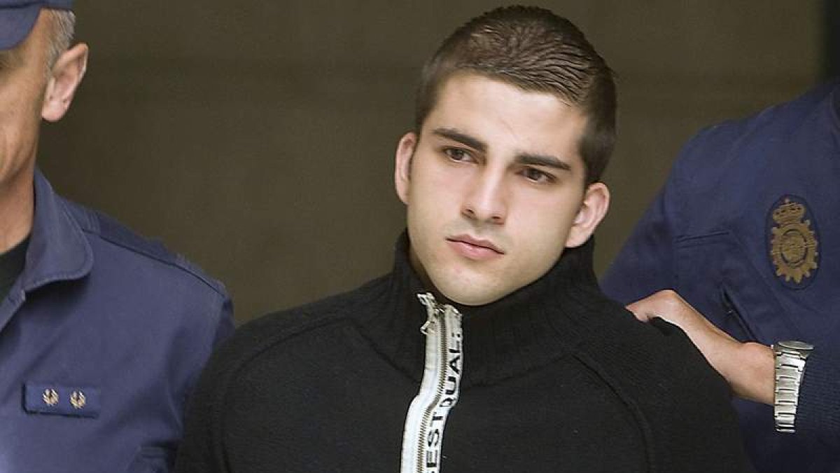 Miguel Carcaño es custodiado por policías en uno de los traslados a los juzgados.