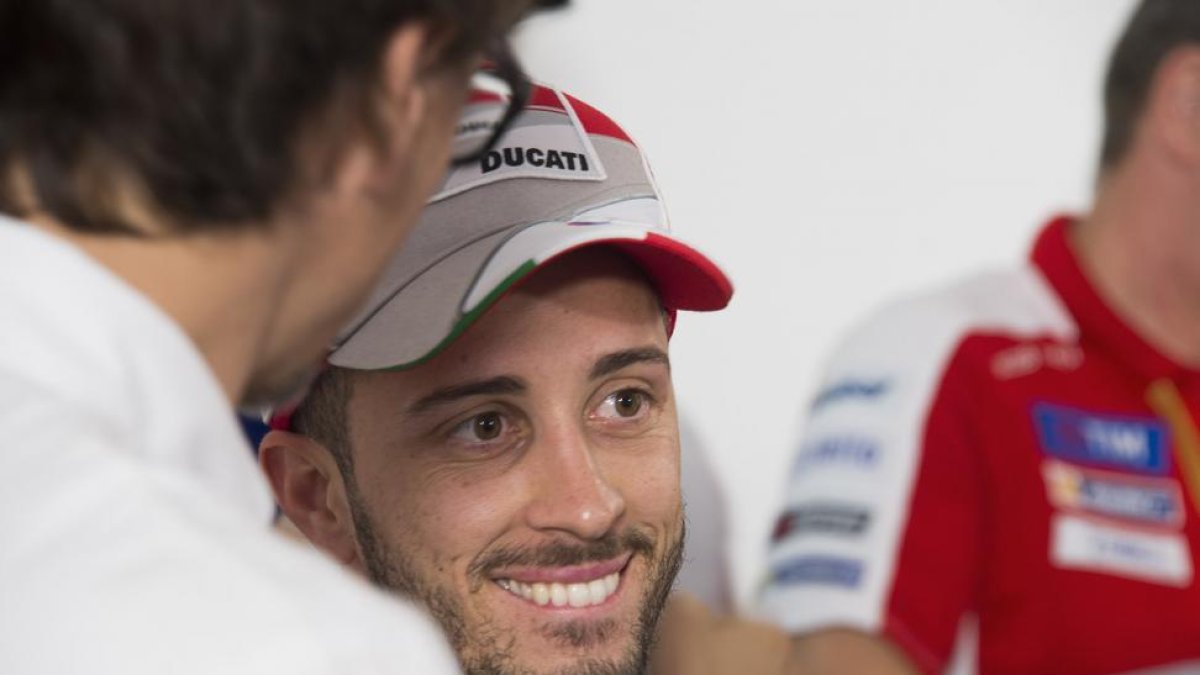 Andrea Dovizioso sonríe tras lograr el podio en Doha, Catar.
