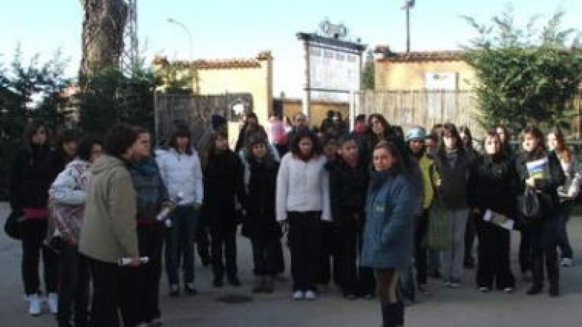 Panorámica de los muchachos que acudieron a visitar la Fundación Carriegos en León