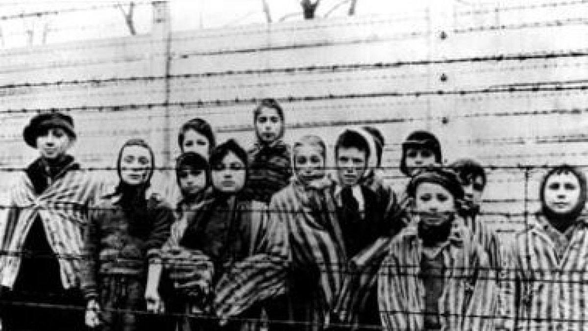 Imagen de unos niños judíos en el campo de concentración de Austchwitz.