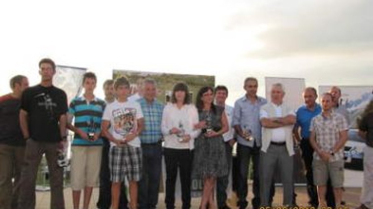 Los vencedores del torneo se hicieron la foto de familia para recordar el momento.