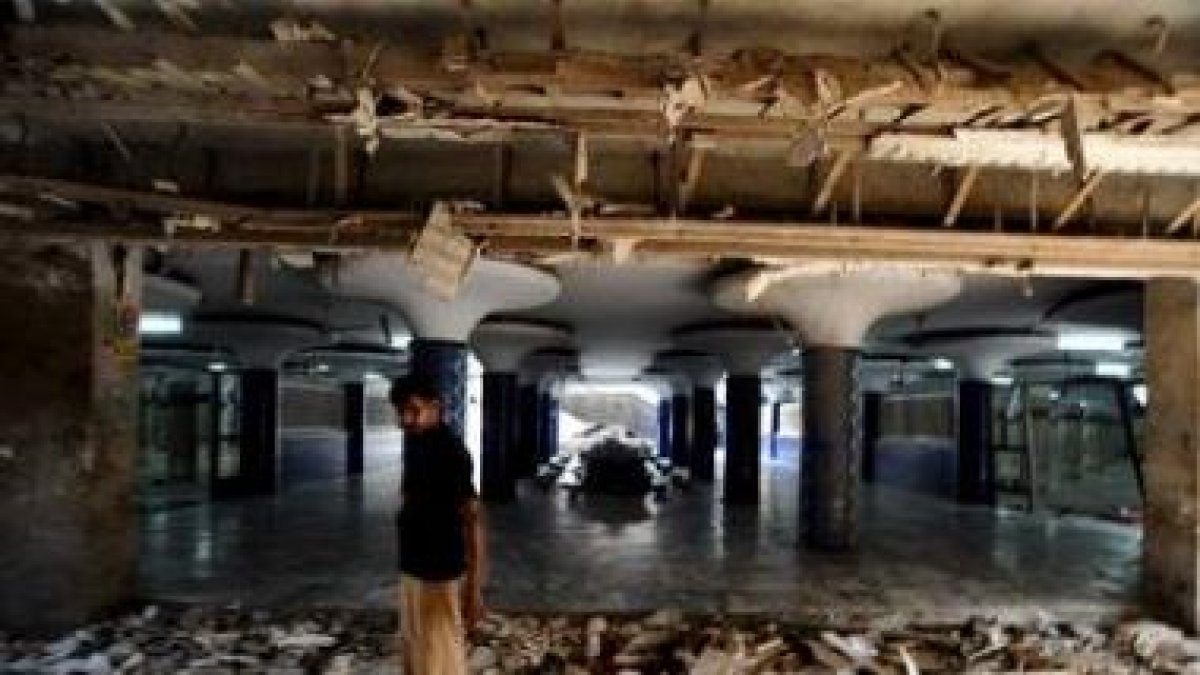 Un ciudadano pakistaní contempla los restos del templo de Data Darbar.