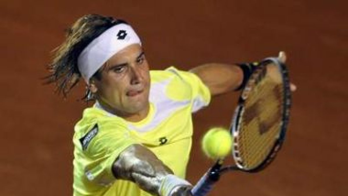 Ferrer golpea la bola durante el partido en Acapulco.