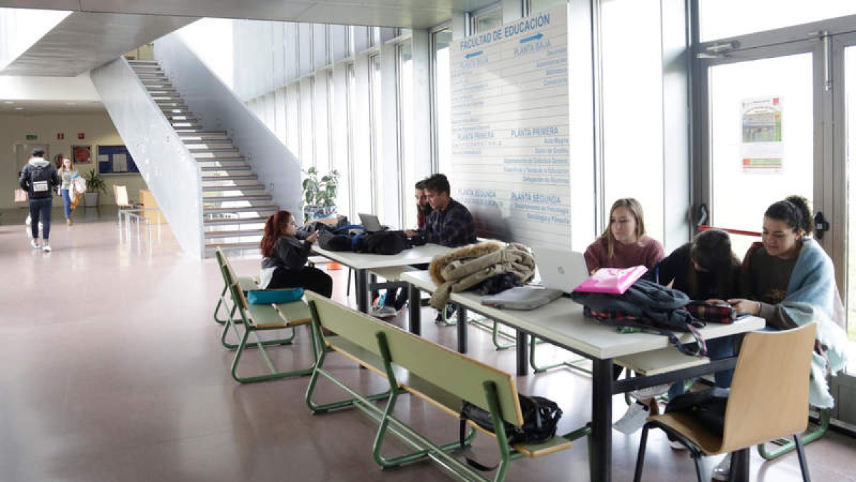 Universitarios leoneses en la Facultad de Educación, en el Campus de Vegazana.