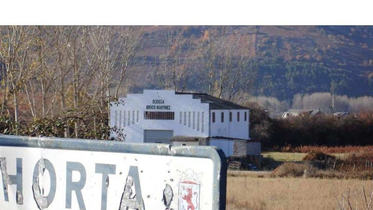Broco Martínez tiene su bodega entre Horta y Parandones, entre la vieja nacional VI y la línea del ferrocarril abandonada.