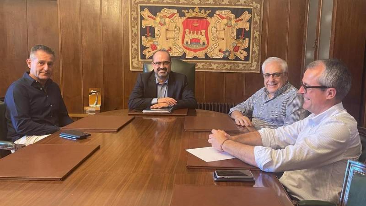 Foto facilitada por el Ayuntamiento de la reunión. DL