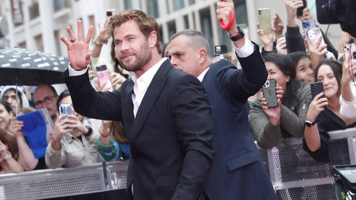 El actor australiano Chris Hemsworth saluda a sus admiradores a su llegada al estreno de la película Tyler Rake 2, este miércoles en Madrid. J.P.GANDUL