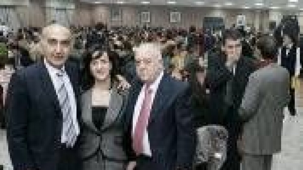 De Francisco, Covadonga Soto y Fernández Llamazares, en la cena