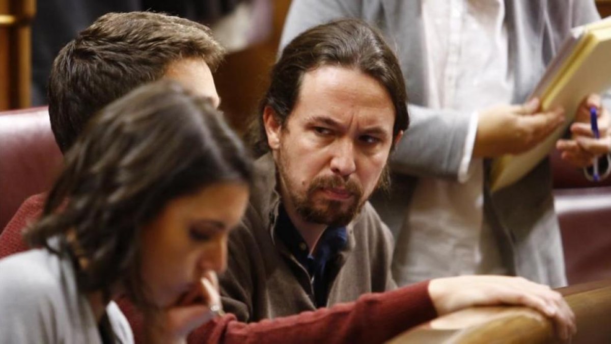 Pablo Iglesias mira con reproche a Íñigo Errejón en el Congreso.