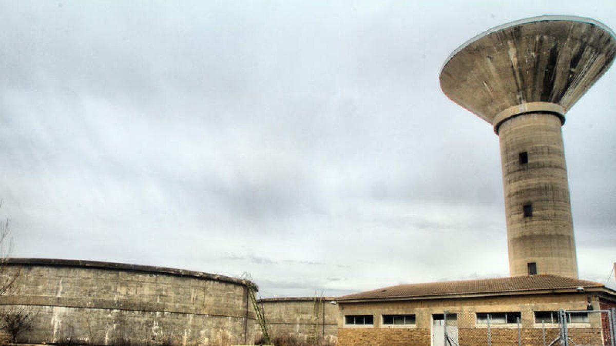 La parcela con los depósitos de agua acogerá las oficinas de Apepil .