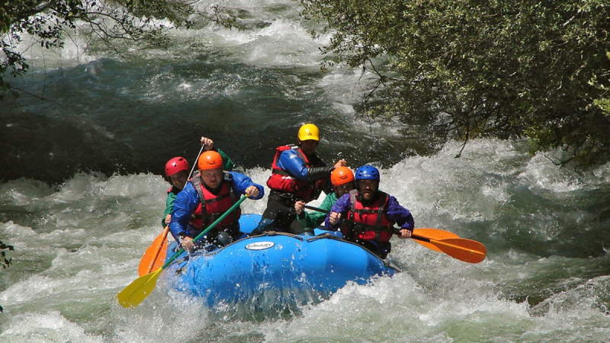 El rafting con Kayak Pico Azul tiene un precio de 35 euros por persona y para reservarlo se puede llamar al teléfono 609 240 991 o visitar la web www.kayakpicoazul.com.
