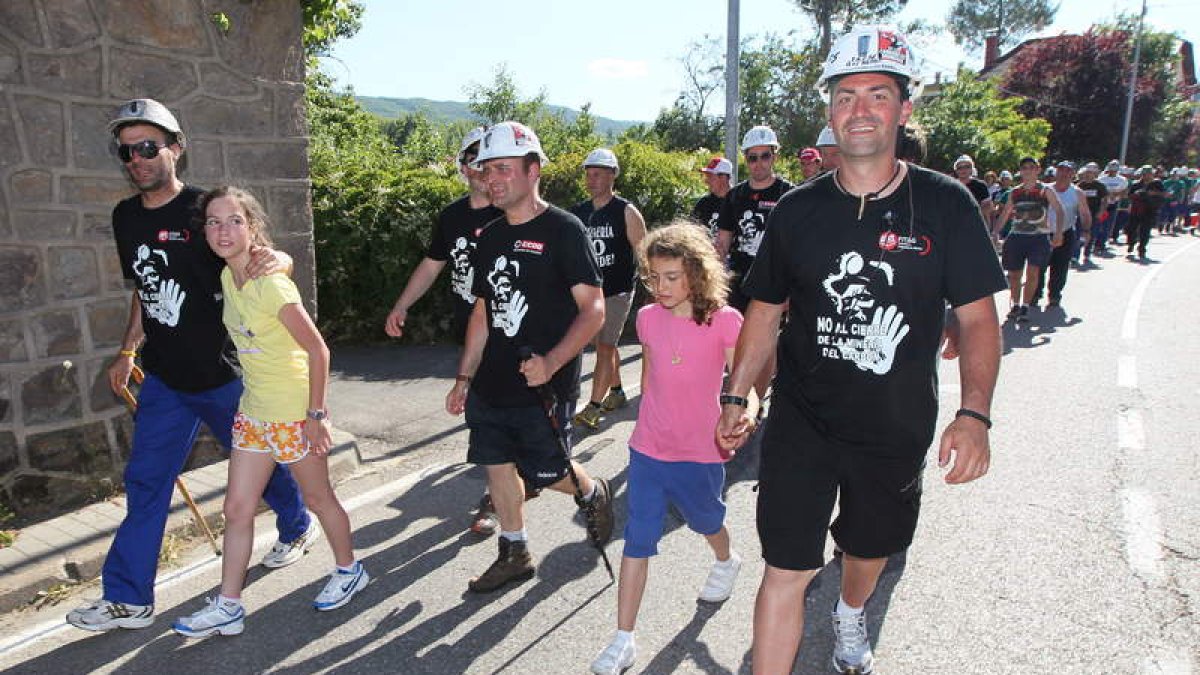 Albano Gonçales y Roberto Fernández, apoyados por sus hijas a su llegada ayer por la tarde a La Magdalena, donde les esperaban las familias.