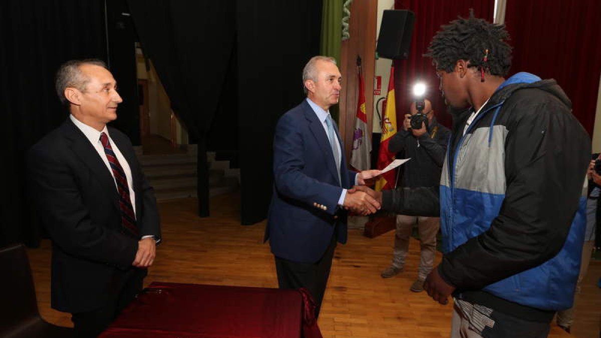 Temboury y Martín Baena entregaron los diplomas en el Ipove por parte de Endesa.