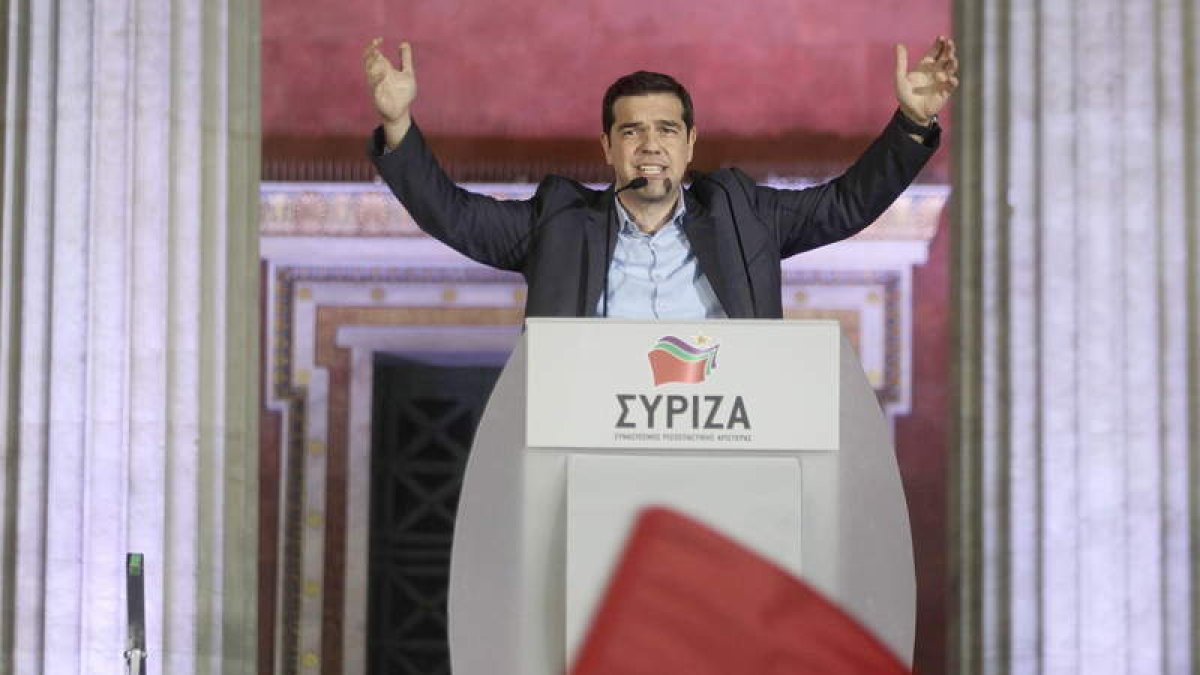 El líder de Syriza, Alexis Tsipras, celebra exultante el resultado electoral ante sus seguidores
