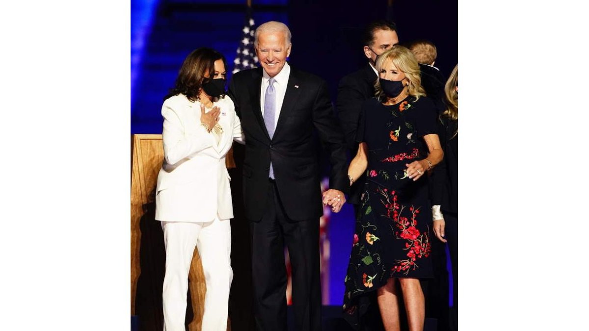 Joe Biden, su vicepresidenta Kamala Harris y la futura primera dama Jill Biden. JIM LO SCALZO