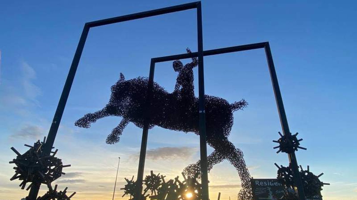 El montaje de la escultura San Jorge y el
Dragón se inició ayer a las 8.30 horas de
la mañana con el izado del caballo para
sujetarlo en los tres puntos sobre los
que se apoya en el pórtico. Luego se
soldaron las esferas de los virus y el
jinete. Hoy le pondrán la lanza y
rematarán la unión del personaje.
fernando otero / ramiro / aman