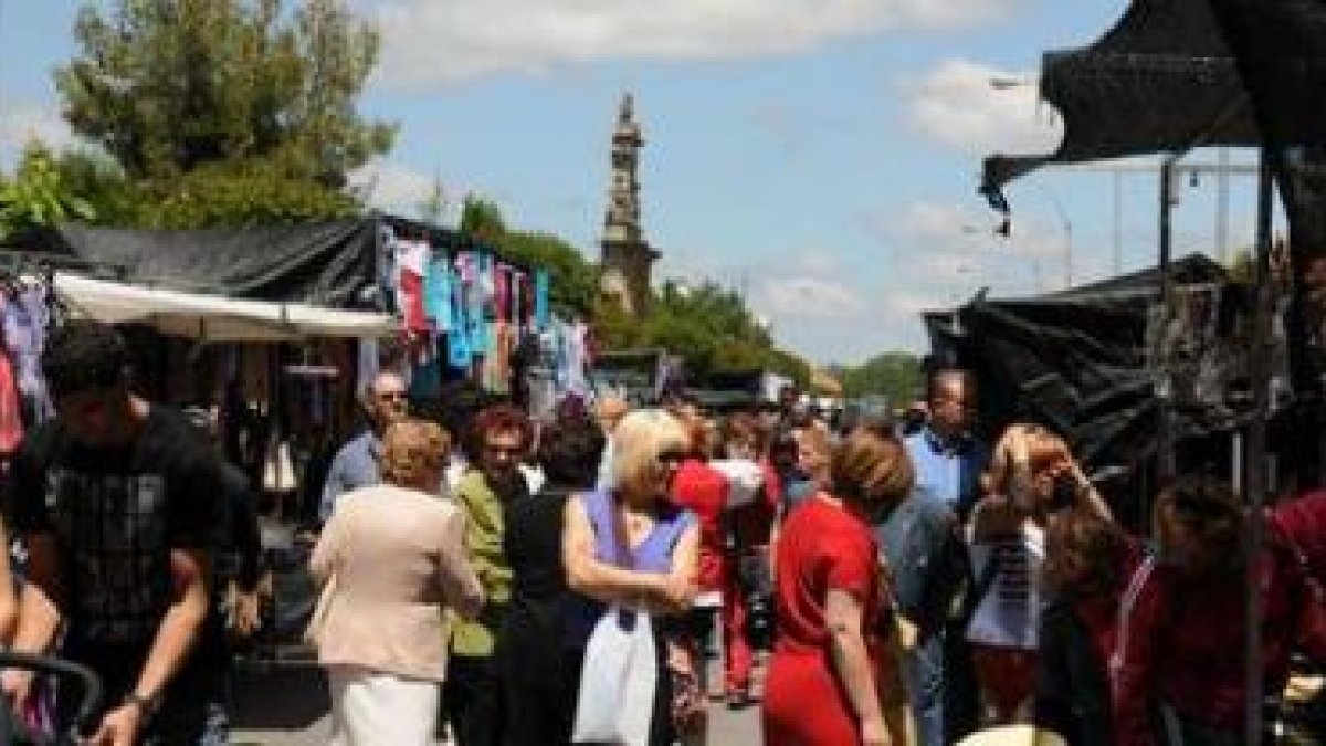 Los puestos del Rastro ya se trasladaron a La Virgen en las fiestas de León, con un importante éxito