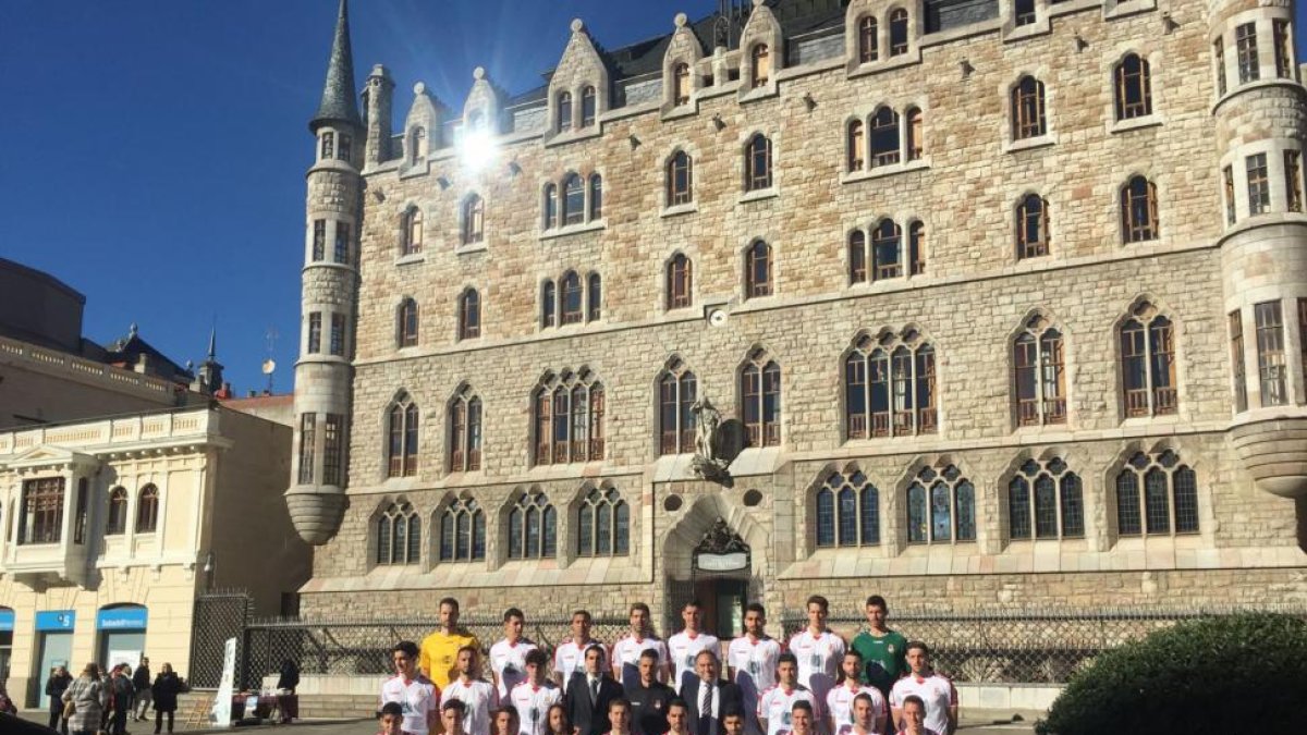 Jugadores, entrenador y directivos de la Cultural posan ante Botines.