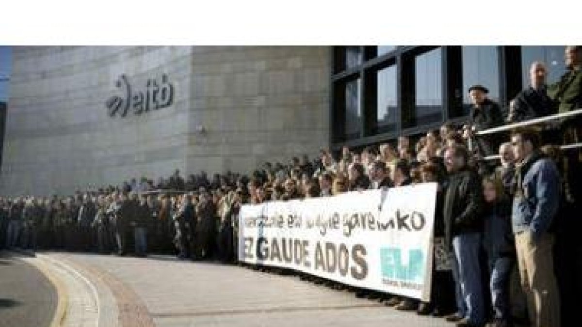 Representantes de instituciones públicas, partidos políticos y sindicatos acudieron a la protesta