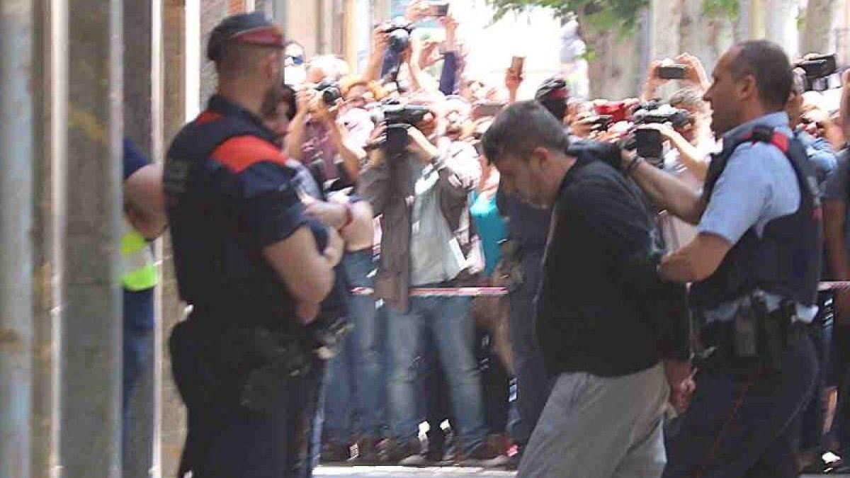 Decenas de vecinos no han podido contener su rabia y le han recibido al grito de ¡asesino!.